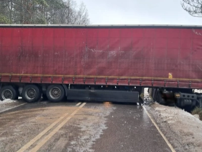 Ciężarówka zablokowała DW 202. Interwencja strażaków w rejonie Rzeczenicy