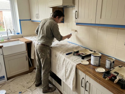 Wygląda jak remont, ale kosztuje ułamek ceny. Zmiana w kuchni bez gruzu i hałasu