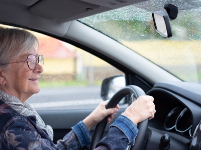 Czym jeżdżą seniorzy? Ten model pokochało 7 na 10 osób, jest mały, tani i nie do zdarcia