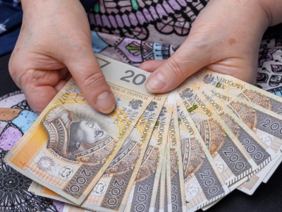 Państwo dopłaci do pensji 2000 zł. Trzeba jednak spełnić kluczowy warunek