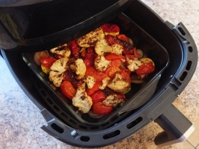 Nie wszystko można wrzucić do air fryera. Jeden błąd i kuchnia tonie w dymie