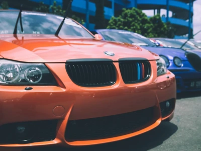 Samochody z USA – czym różnią się od europejskich modeli i dlaczego zyskują popularność