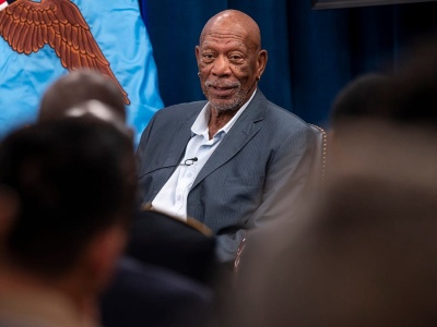 Pojawił się w Los Angeles i uruchomił lawinę pytań. Co planuje Morgan Freeman?