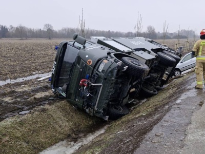 Wóz Wojskowej Straży Pożarnej w rowie. Wezwano SGRT