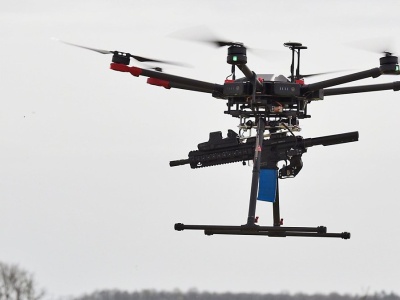 Chińczycy zaprezentowali nowy dron. Strzela karabinem piechoty