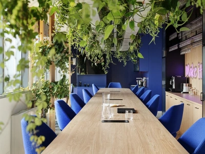 Biuro bliżej natury. Jak biophilic design poprawia zdrowie, samopoczucie i efektywność pracowników