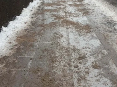 Na komisji radni dyskutowali o śliskich chodnikach