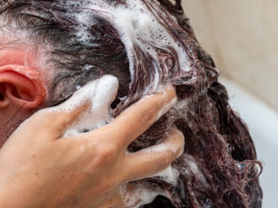 Ten sposób mycia włosów wydaje się dziwny i niewygodny. Efekt? Niesamowita objętość