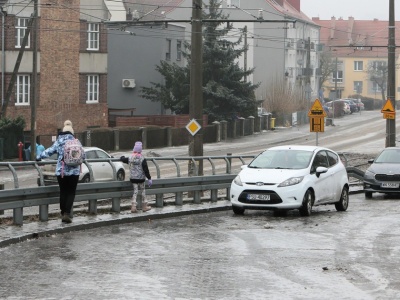 Cichy wróg na jezdniach i chodnikach. Czym właściwie jest i jak powstaje gołoledź?