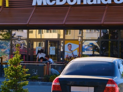 Parkowanie pod McDonald's może drogo kosztować. List przychodzi po czasie