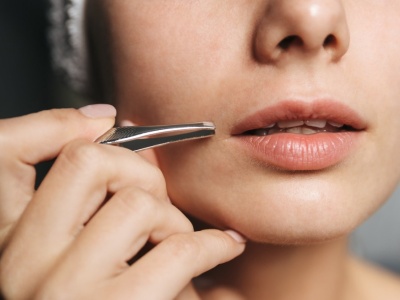 Włosy na brodzie u kobiet. Kiedy to norma, a kiedy sygnał zaburzeń?