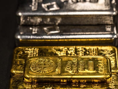 Rekordy cen złota i srebra spowodowane przez słabnięcie dolara