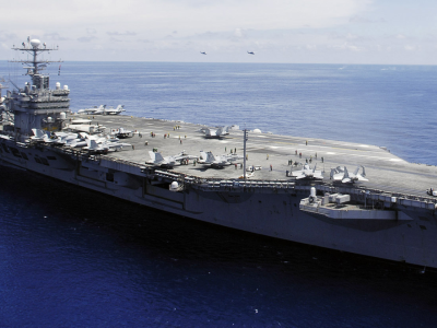 Lotniskowiec dotarł na Bliski Wschód. Amerykanie gromadzą siły