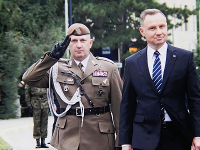 Andrzej Duda z odznaką honorową zasłużonego dla Podkarpacia. Burzliwa dyskusja radnych