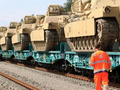 Ogromny transport amerykańskich czołgów w Europie. Ma to jeden cel