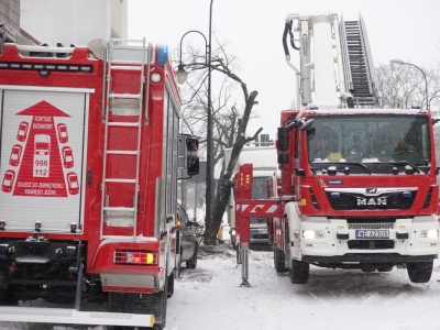 Pożar hali z odpadami pod Warszawą. Zawalił się dach