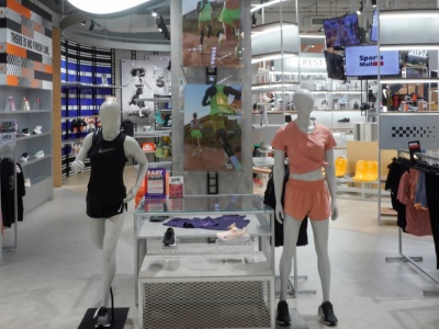 Odzieżowy gigant zwalnia ponad 700 osób. Automatyzacja przyspiesza