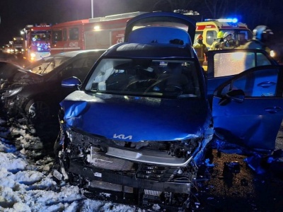 Kierowca kii doprowadził do wypadku. Wjechał w mercedesa i zderzył się z dwoma oplami