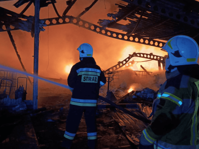 Ogromny pożar hali. Płomienie widać z daleka. Akcja służb