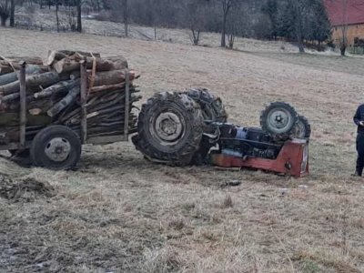 Ciągnik przewrócił się i przygniótł kierowcę. Groźne zdarzenie w Podgórkach