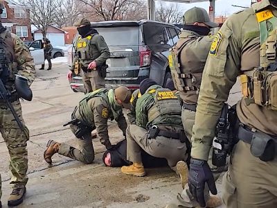 Minneapolis pod presją federalnych służb. Artykuł Emily Witt