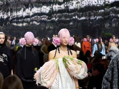 Jonathan Anderson w pierwszej kolekcji haute couture dla Diora poszerza możliwości wysokiego krawiectwa