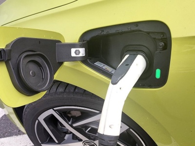 Ile kosztuje ładowanie auta elektrycznego? Od 42 do 210 zł za to samo