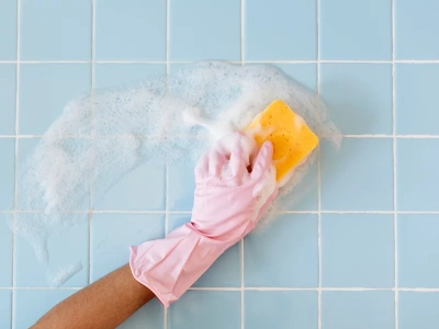 Rozcieńcz 1:2 i nanieś na fugi. Brzydkie przebarwienia znikną same