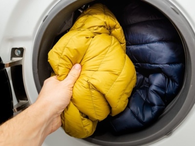 Pranie kurtki zimowej w pralce. Żeby jej nie zniszczyć, musisz pamiętać kilka zasad