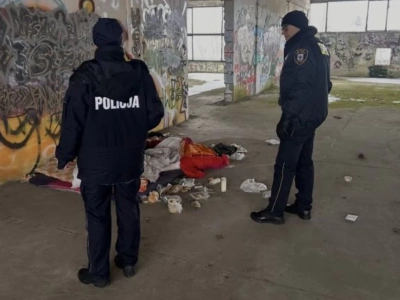 Chojniccy policjanci pomagają osobom w kryzysie bezdomności w czasie mrozów