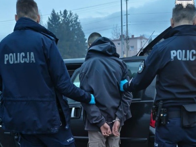 Przyjechał kradzionym autem, wszedł do sklepu i ukradł wafle. Wpadł, bo 