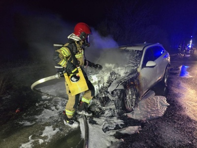 Jaguar zapalił się w czasie jazdy. Samochód nadaje się tylko na złom (ZDJĘCIA)
