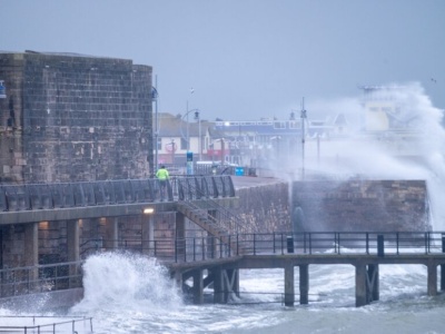 Pomarańczowe alerty dla UK i Irlandii. Sztorm Chandra uderza