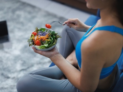 Tempo ma znaczenie. Oto, jak powolne i szybkie jedzenie wpływają na masę ciała