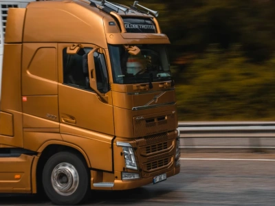 Producent naczep niskopodwoziowych: jak wybrać partnera do transportu ciężkiego