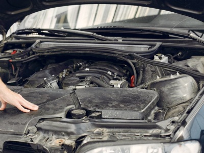 Kontrolka miga, a auto dziwnie pachnie? Objawy, które kierowcy ignorują, a potem płacą fortunę