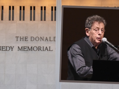 Philip Glass bojkotuje premierę w Kennedy Center. 