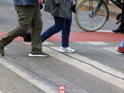 Czy można ruszyć, kiedy pieszy wciąż jest na przejściu? Niewiedza to ogromny mandat