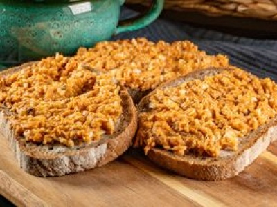 Rozgniatam razem z jajkami i nakładam na chleb. Inne pasty mogą się schować