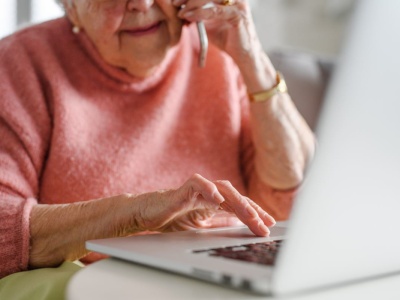 Seniorzy, którzy znają swoje przywileje, naprawdę oszczędzają. To przepustka do licznych zniżek