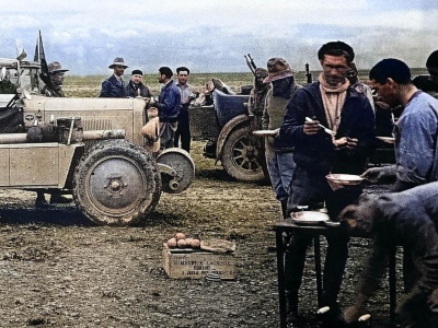 Co jedli uczestnicy legendarnych wypraw Citroëna? Kuchnia, która napędzała Saharę, Afrykę i Azję
