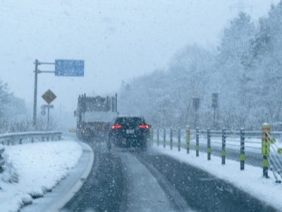 Liczne wypadki, opóźnione loty! Pogoda ponownie sparaliżowała kraj!
