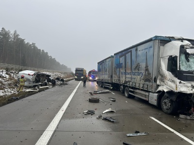 Zderzenie ciężarówki z busem na autostradzie A4