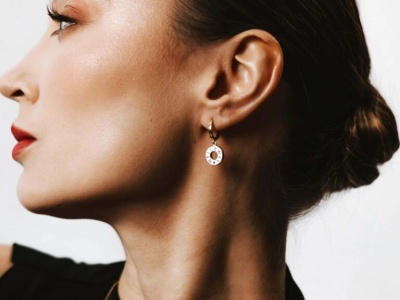 Kolczyki ze złota a wrażliwa skóra – na co zwrócić uwagę przed zakupem