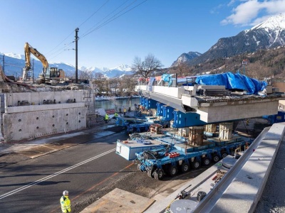 Przenieśli 1400-tonowy most bez dźwigu. Obrócili go o 90 stopni i... przesunęli jak zabawkę