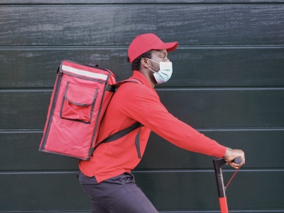 Kebab na dowóz podrożeje. Ile warta jest godność dostawców?