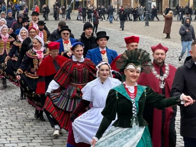 Polonez dla Fredry na wrocławskim Rynku. Zobaczcie zdjęcia i filmy