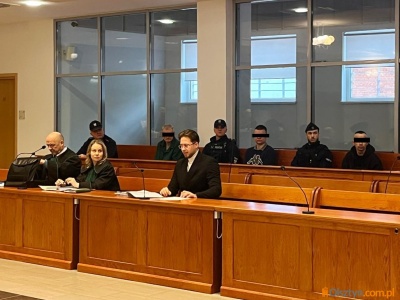 Brutalny atak w altance na terenie ogródków działkowych w Barczewie. Trzej oskarżeni  stanęli przed sądem