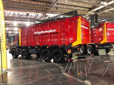 Ciężarówka zamiast ciągnika do szybkiego transportu pasz. Ile to kosztuje?