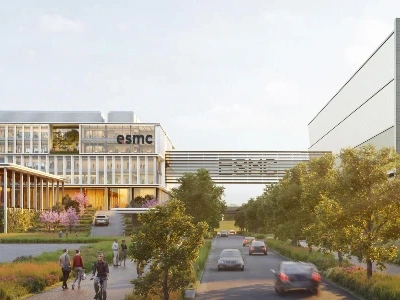 Ceremonia zawieszenia wiechy w fabryce ESMC w Dreźnie